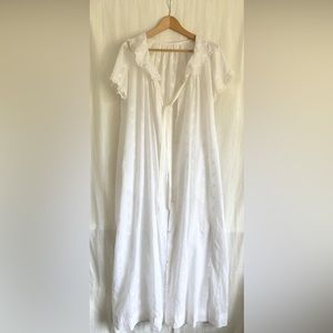 Dainty Vintage White Embroidered Flower Detailed Night Gown with Pockets- Size M